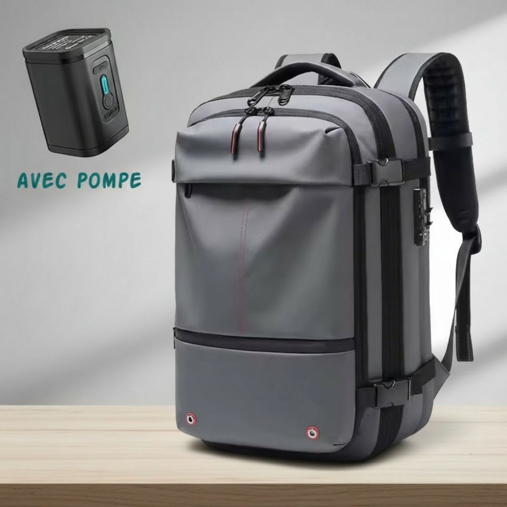 Sac à dos de voyage gris avec sa pompe à vide compacte pour compresser les vêtements et maximiser l'espace.